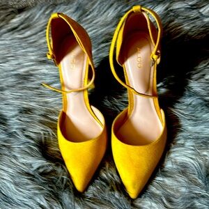 Yellow Aldo Nicholes chunky heel. Size 8.